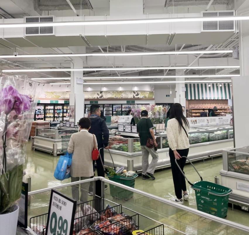 56岁王祖贤终于露面了!素颜出行身材膀大腰圆,拮据生活遭曝光