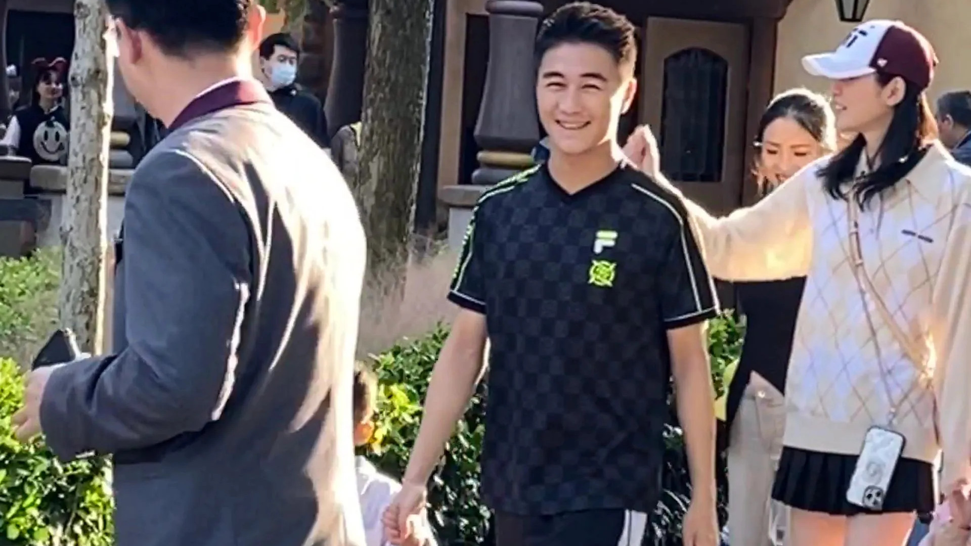 何猷君夫妇带娃出游，4岁何广燊个子高挑，奚梦瑶一双美腿超抢镜