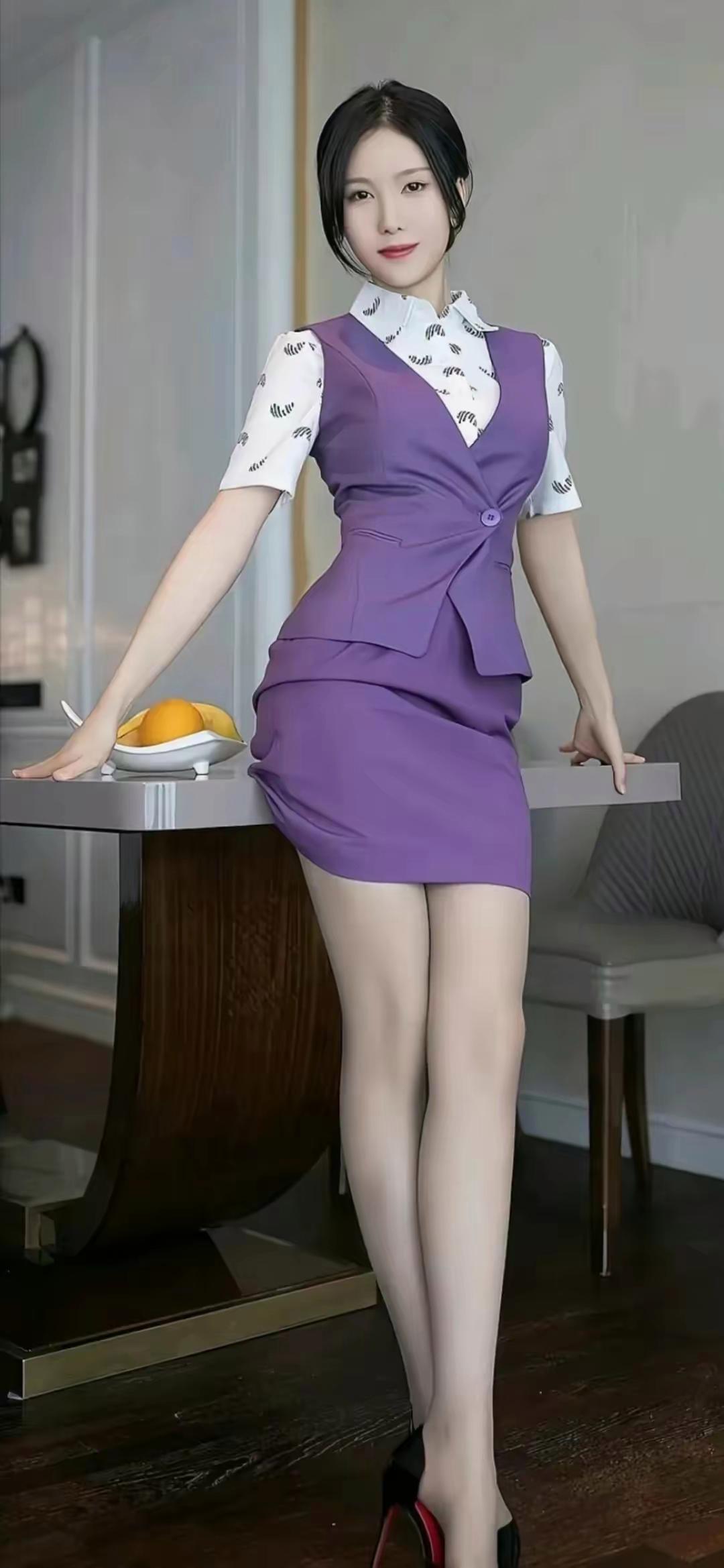 紫色的神秘魅力:如何搭配职业套裙与黑色高跟鞋展现自信