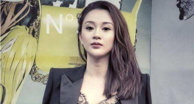 事实证明,已经54岁移居英国的吴秀波,已经变成了“肥胖油腻男”