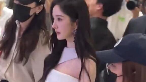 36岁杨幂线下活动受追捧，身材修长却驼背，腋下大片淤青！