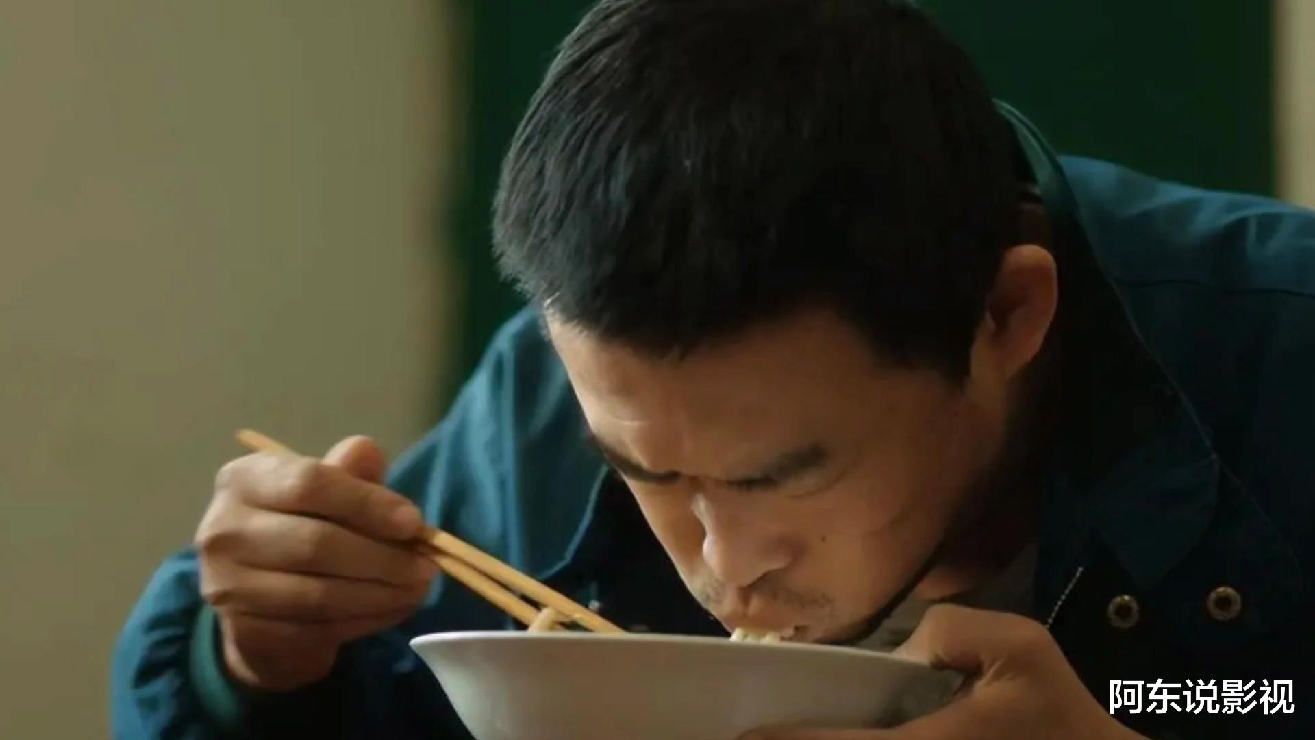 《三大队》王二勇的一场吃肉戏，撕下不知多少演员的遮羞布