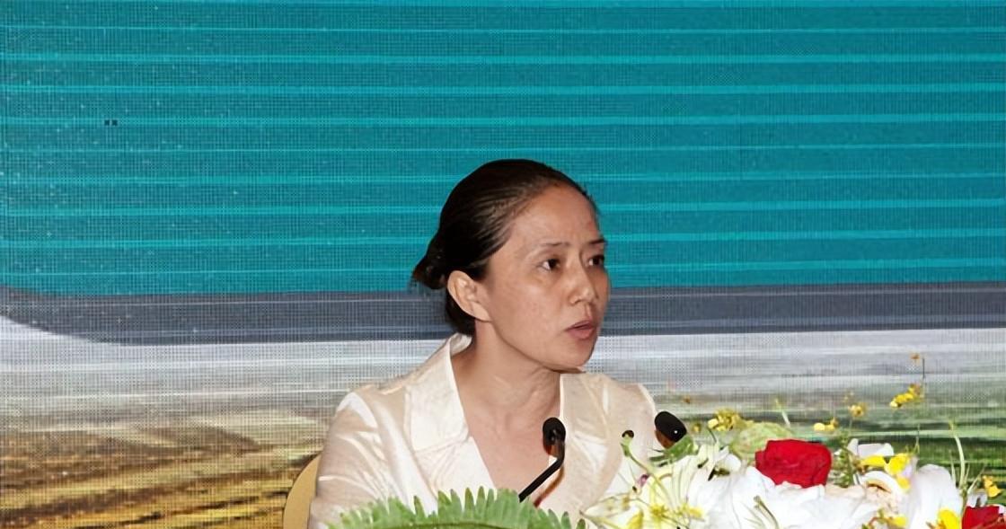 案例:广西女书记赵丽,强迫司机6年,网友:这司机咋下的去嘴?