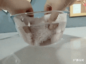 洗完头发马上吹干好，还是自然晾干好？都不对！看看正确做法