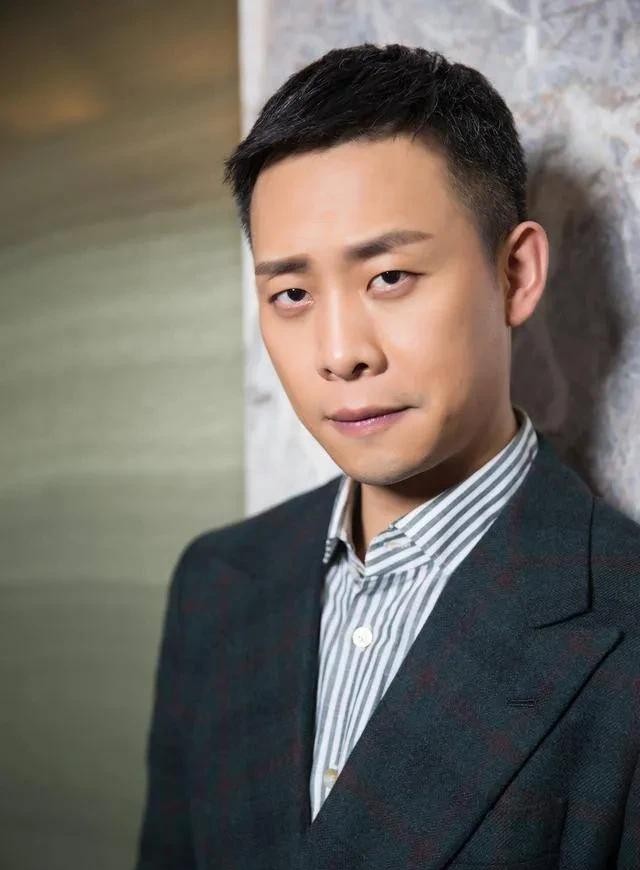 周冬雨|张译近照曝光！参加豪华酒局，弯腰敬酒太卑微，穿千元短袖引争议