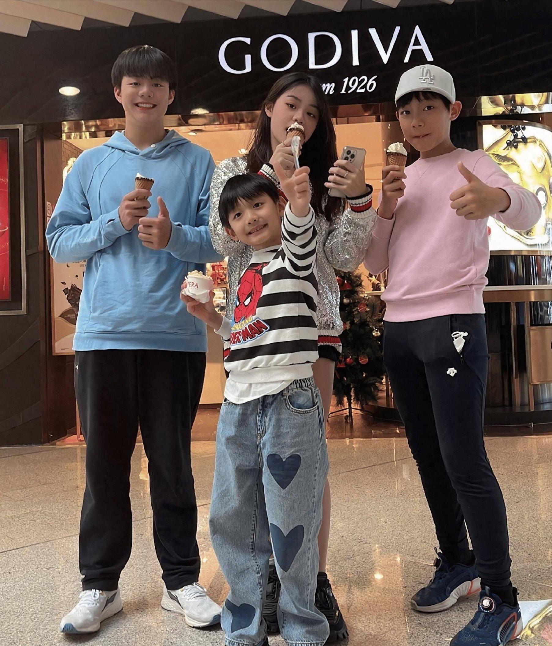 曝网红ABCD妈风波升级！二姐三弟疑似举止暧昧，更多槽点被扒出！