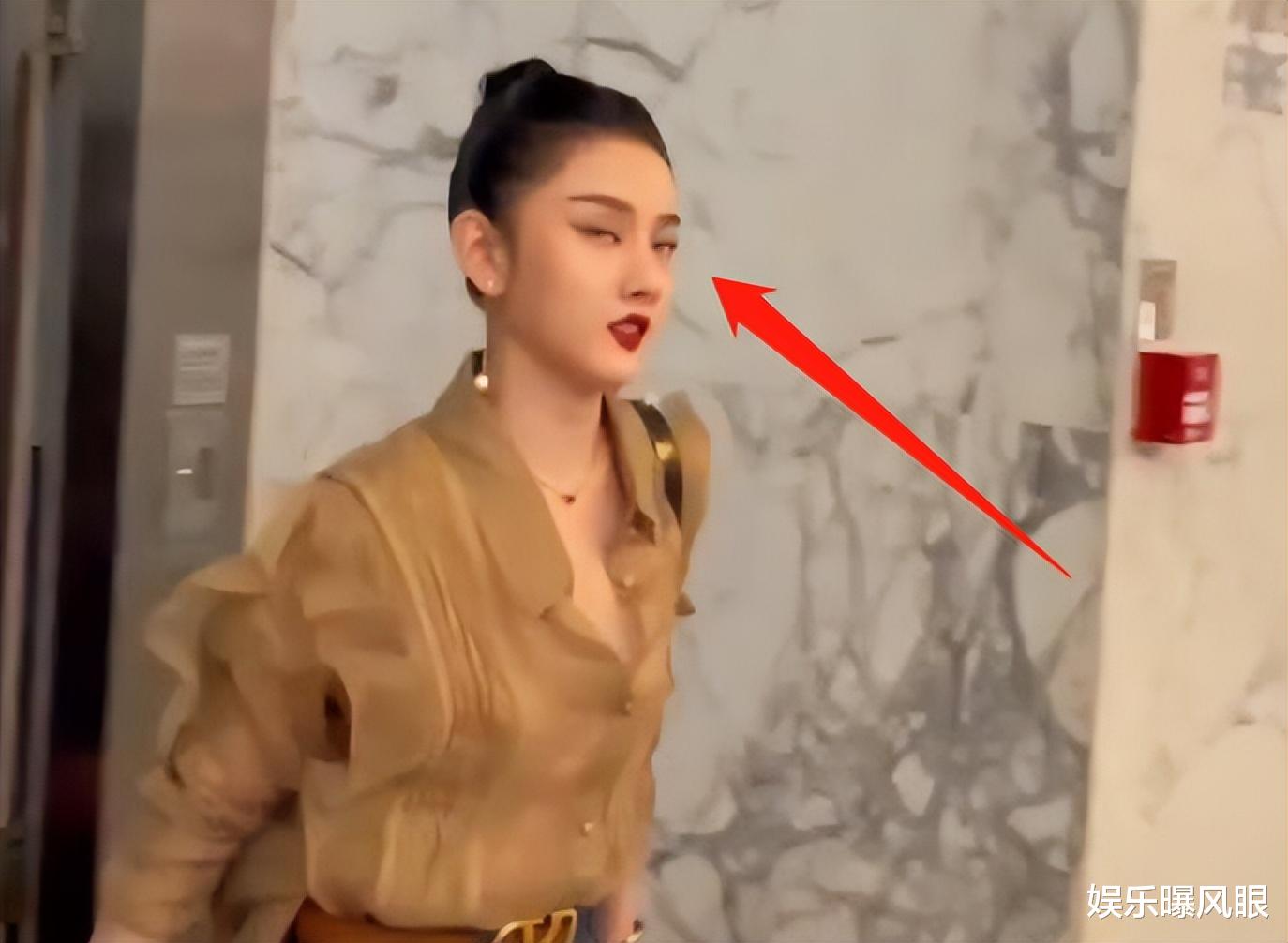 宋祖儿偷漏税风波后曝黑料，踢人内涵翻白眼，光买包就花了100W