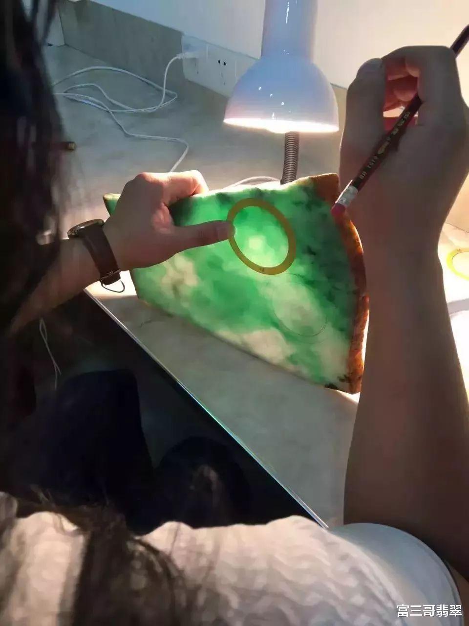 翡翠|18万拿下一块半赌料,掏出14只阳绿飘花手镯,货主乐疯了!