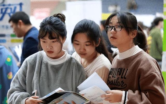 颍泉|2023乡镇公务员招聘:入职门槛低职位多,大学生不可错过