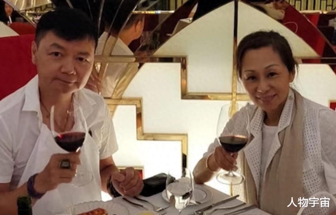 他能演会唱,是关海山徒弟罗嘉良好友,花百万为妻治癌,因爱复婚