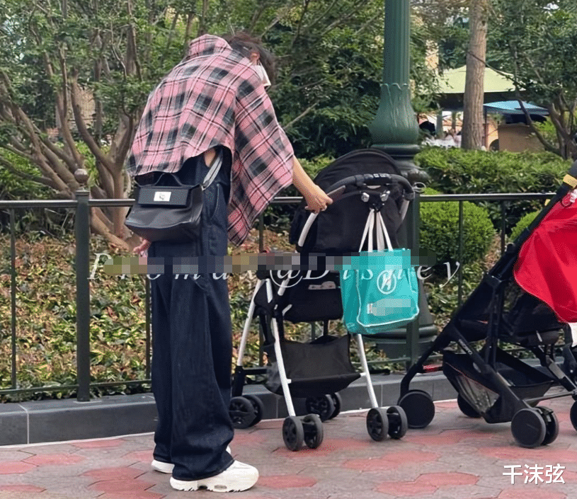 赵丽颖|赵丽颖带4岁儿子迪士尼过六一！打扮粉嫩似学生，贴心准备婴儿车