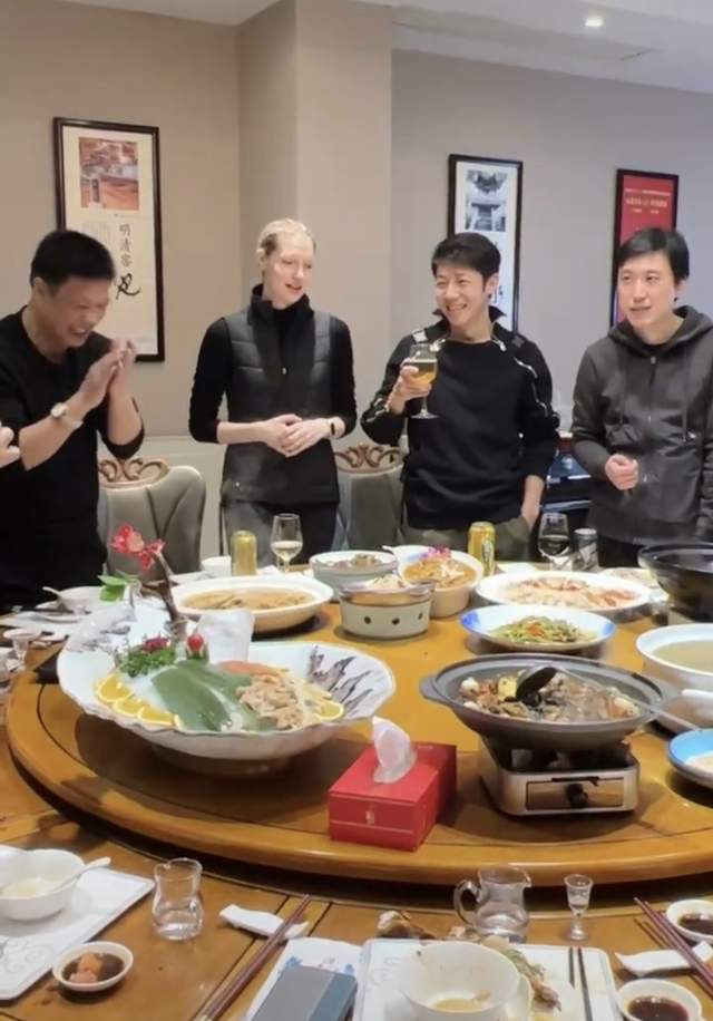 李白|撒贝宁带娇妻回武汉参加酒局!李白举酒杯尬笑不合群,大长腿抢镜