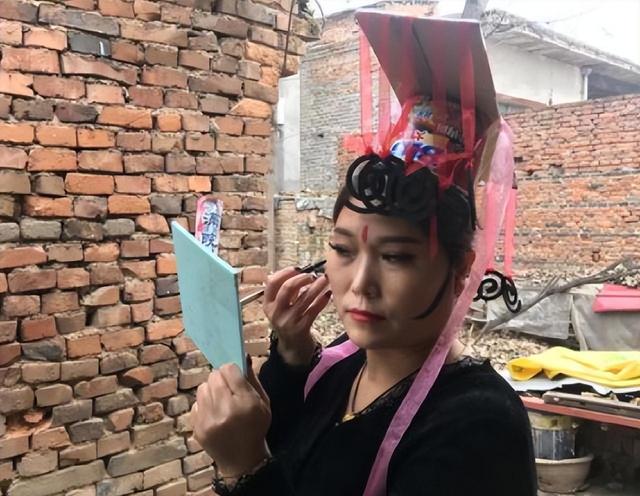 女网红用泡面桶和麻袋模仿武则天,走红后拒23家公司签约:不想赚钱