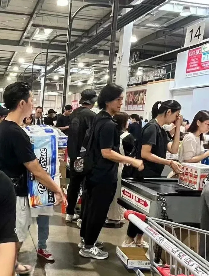 56岁郑伊健现身福冈，素颜出镜苍老很多，在超市买了一车生活用品