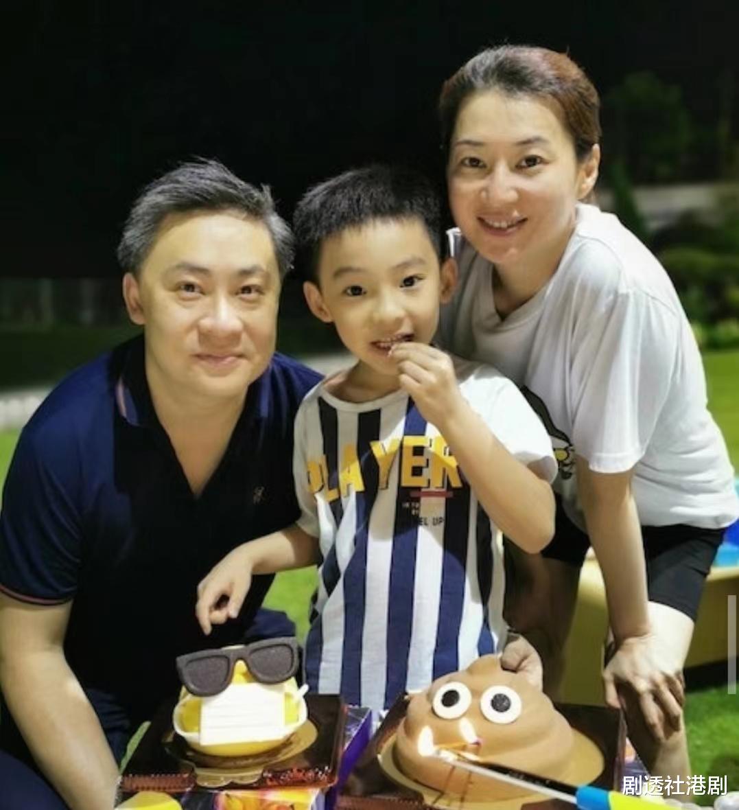 浪漫!前港姐与老公庆结婚周年,携两子改嫁新加坡富商成幸福少奶