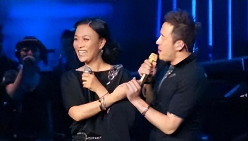 那英私人聚会现场,杨坤受邀左拥右抱,网友:马户攀上又鸟了?