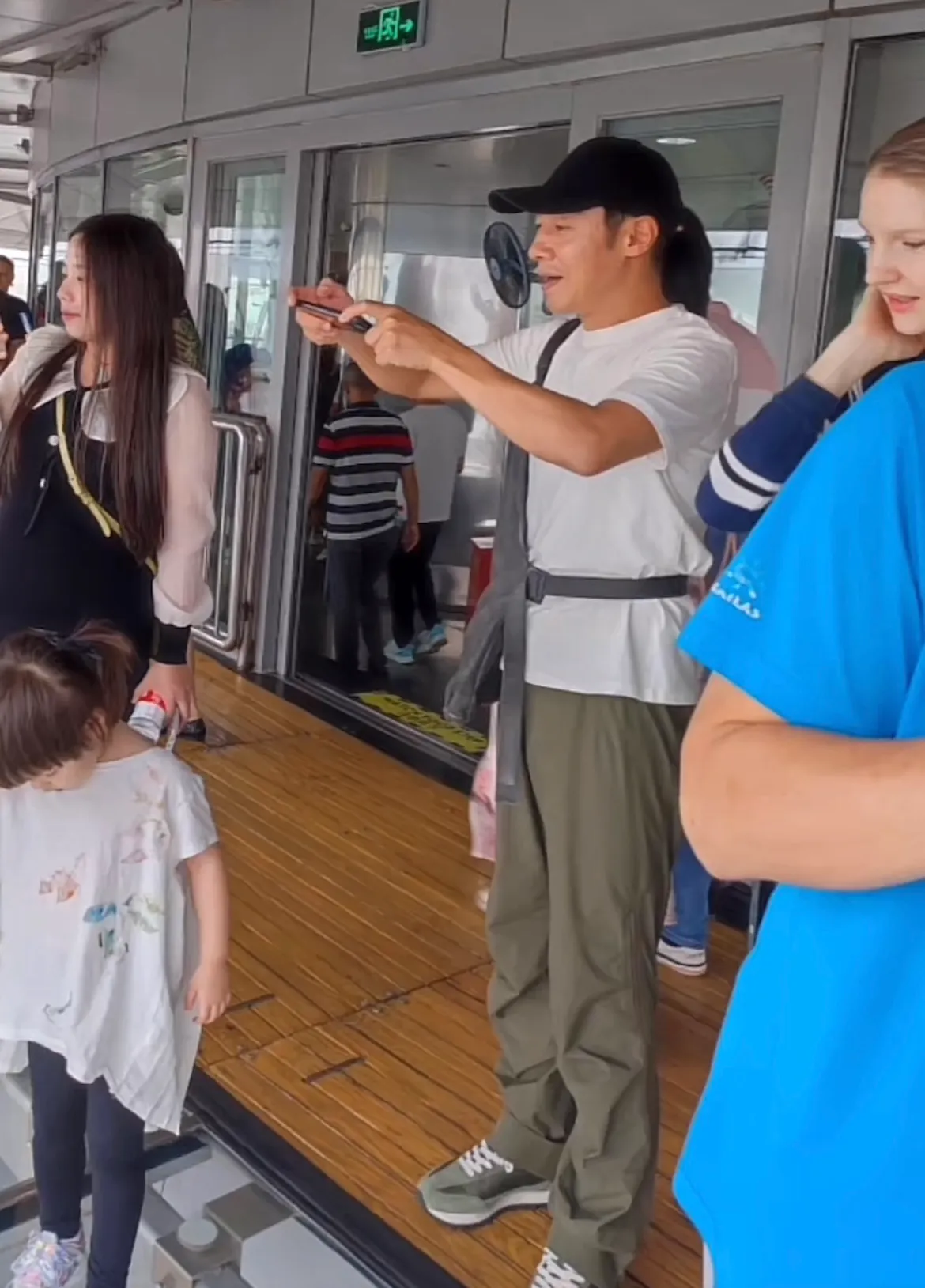 偶遇撒贝宁全家出游，陪儿子玩碰碰车超有爱，3岁龙凤胎正脸曝光