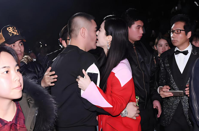 女明星们为了避嫌有多拼?热巴主打\离我远点\,关晓彤真是聪明伶俐!