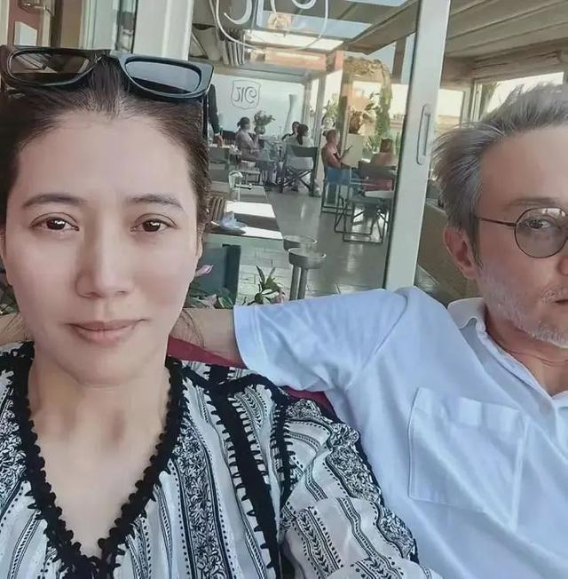 张智霖满头白发还这么帅气,她大妈穿着真实接地气,都老了但没装