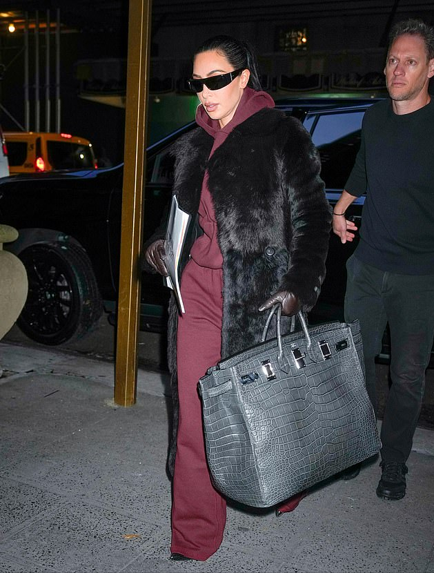 坎爷和老婆这对显眼包又出来了!娇妻抱毛绒熊遮体,又穿了个寂寞