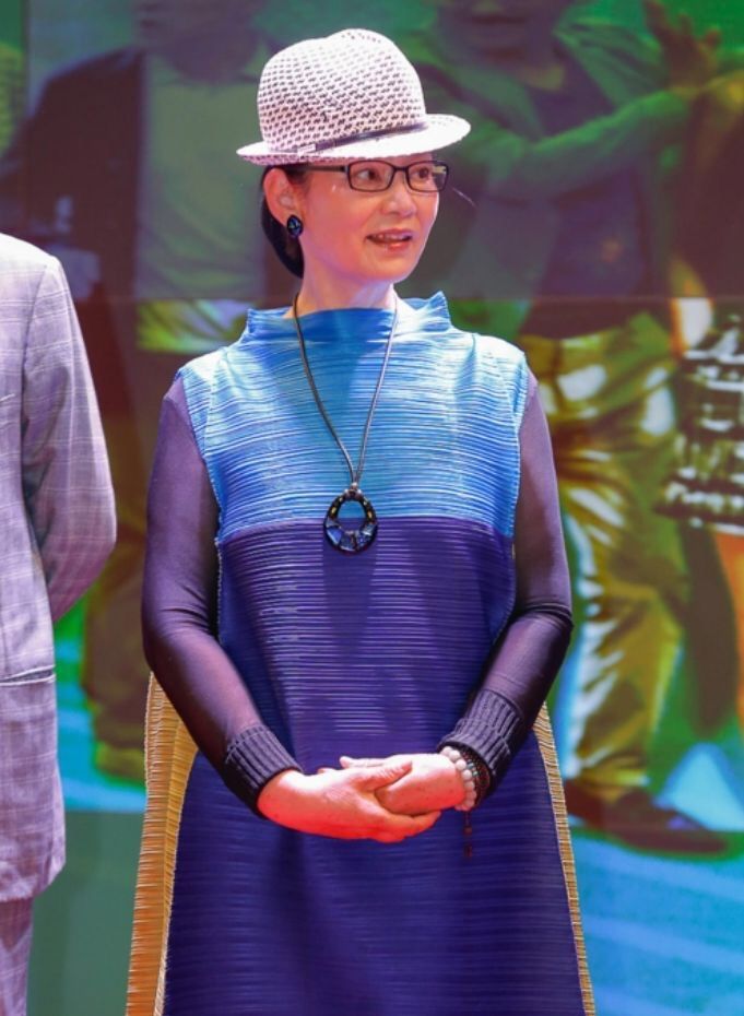 发型 60岁女人：想比同龄人更显气质，穿搭和发型是关键，看潘虹就知道