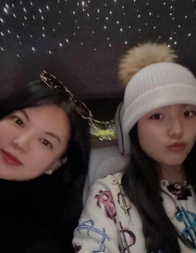 王岳伦为王诗龄做大餐并否认恋情!父女相拥大笑,李湘也回京相聚