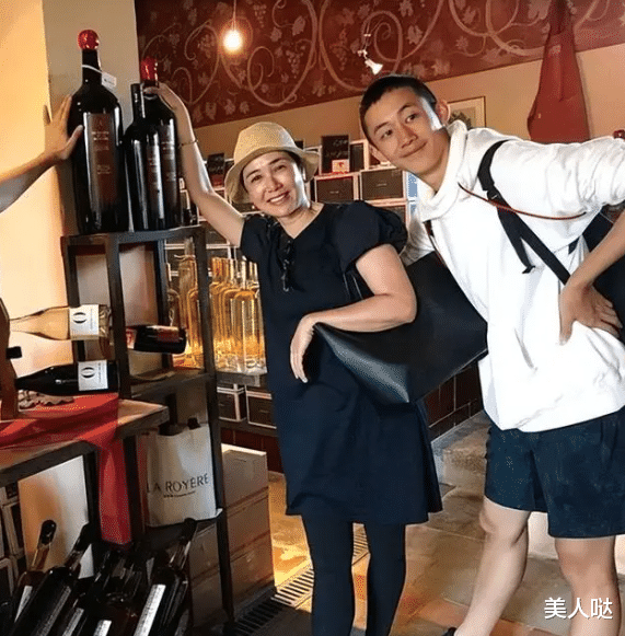 蒋雯丽一家三口游法国!56岁素颜素衣难掩骨子美,可惜20岁儿子一点没有遗传她