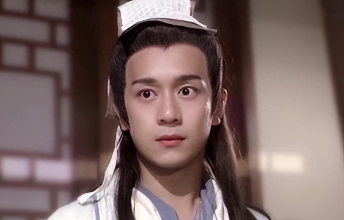 太掉价!53岁陈浩民参加网红女儿百日宴,低头哈腰充当背景板