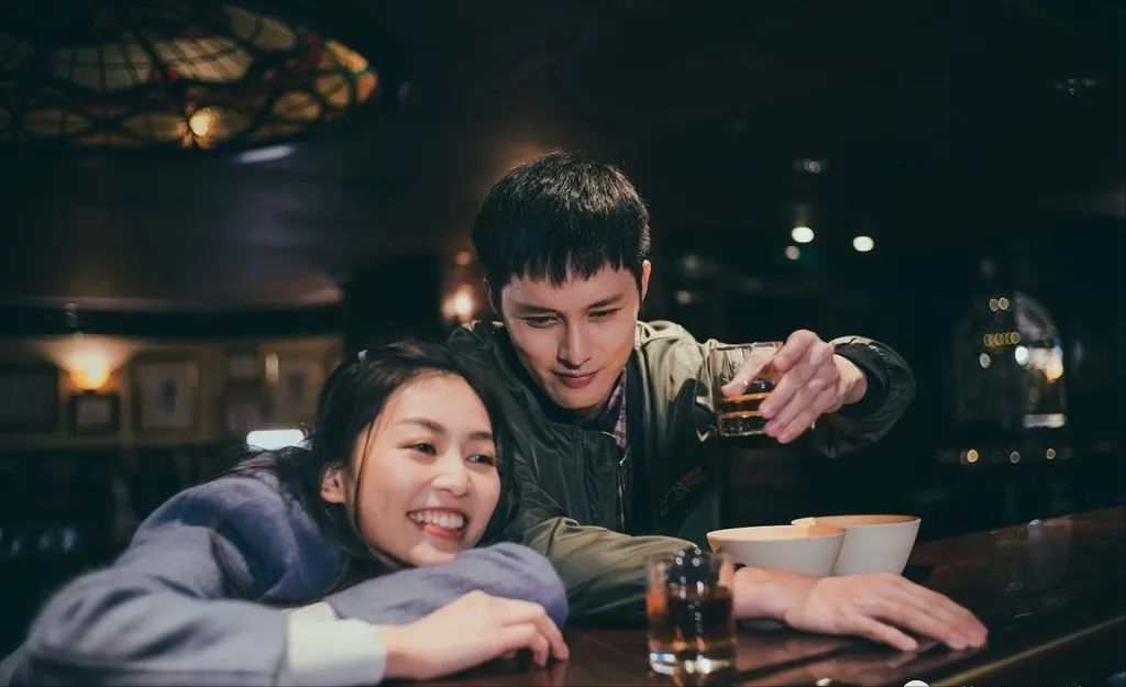 25岁TVB小花空降人气剧集过足戏瘾，与上位男星拍戏疑传出恋情