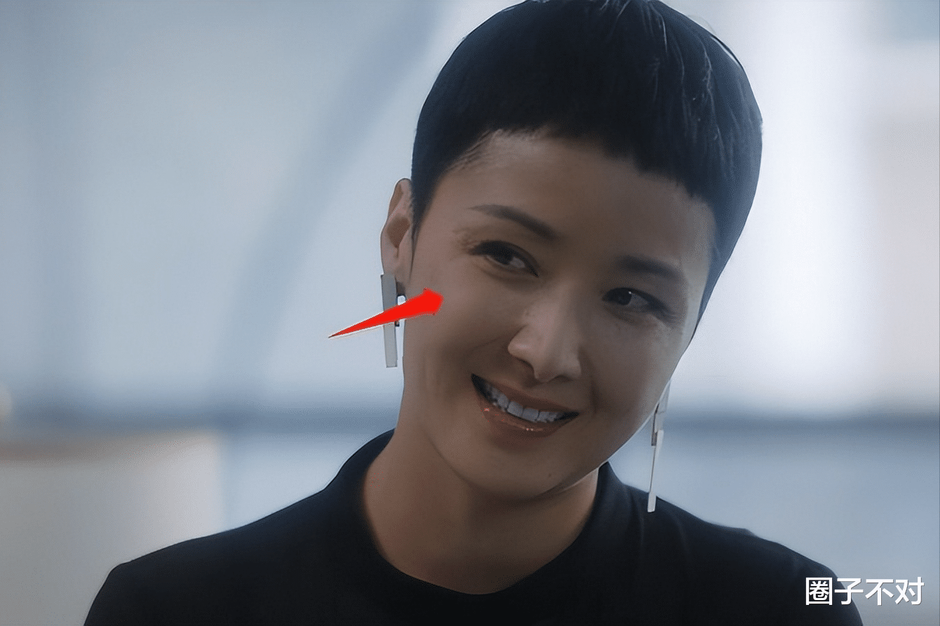 天呐！“硅胶脸”的风都刮进央视了，这次连热依扎都跟着摔了跟头