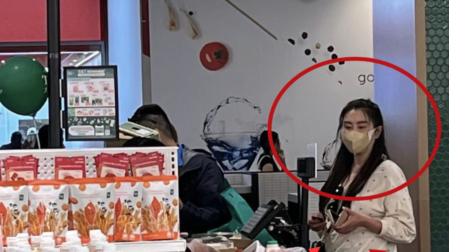 56岁王祖贤国外购物，衣服皱巴巴，只买青菜和速冻，拮据生活曝光