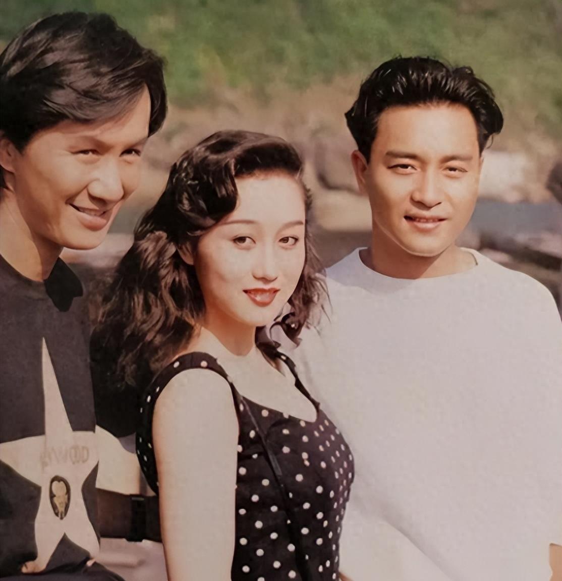 李连杰晒妻子近照,61岁利智衰老似老奶奶,反观前妻的状态依然优雅