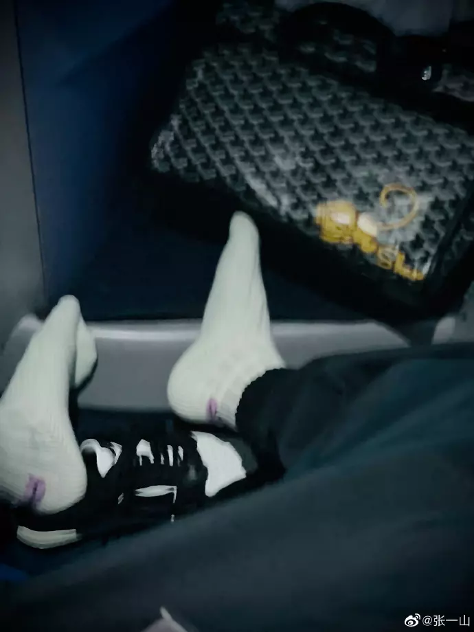 张一山|离谱瓜!张一山因穿白袜子拍照,被疑性取向,本尊首度正面回应