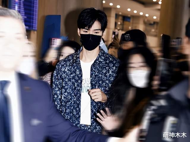 龚俊|龚俊抵达韩国人气爆棚,机场拥堵粉丝尖叫,多部剧曾在韩热播