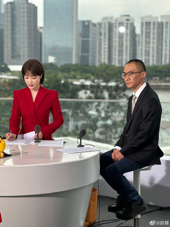 陆川|陆川一家四口儿童节逛乐园，胡蝶素颜判若两人，7岁葫芦虎头虎脑