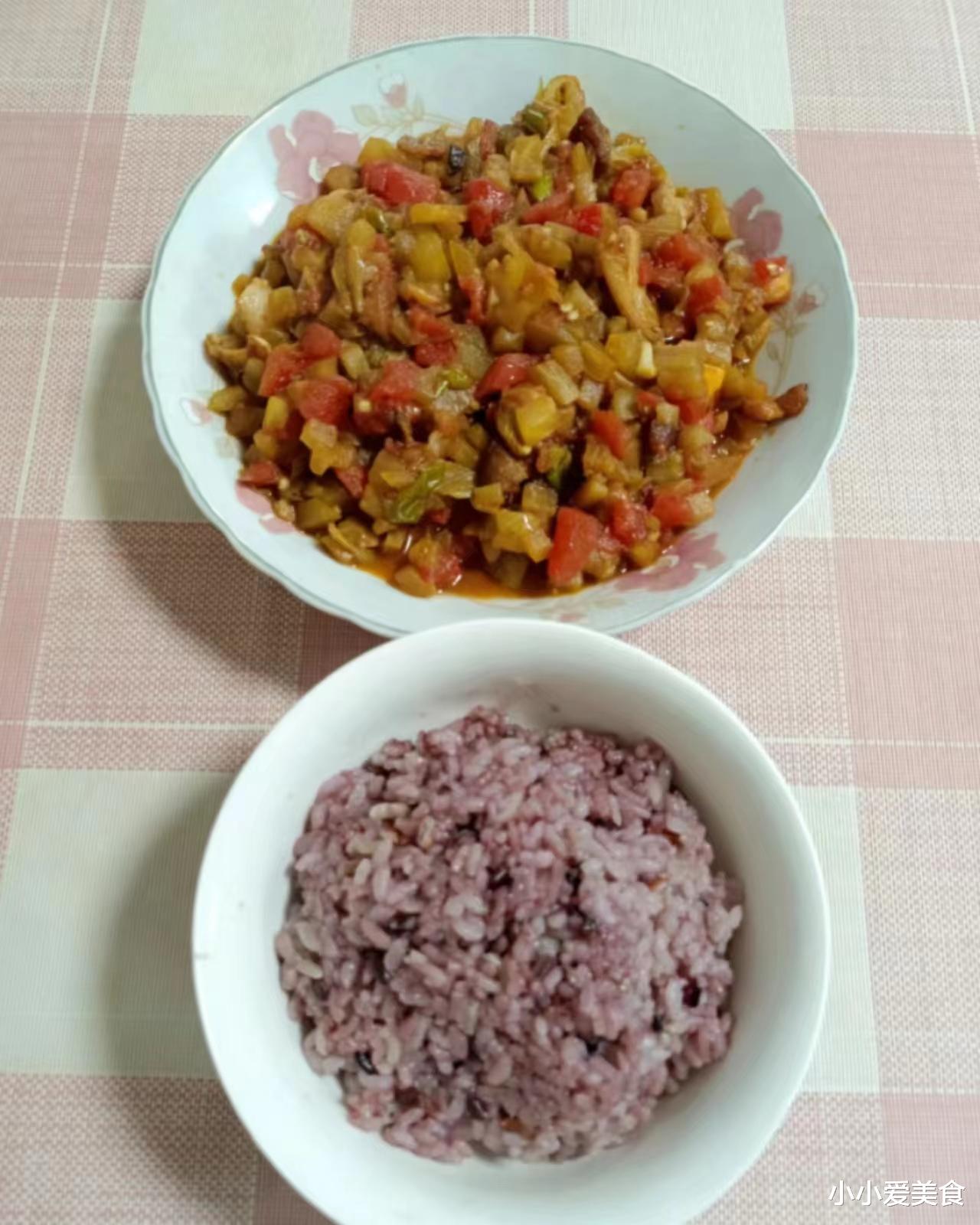 一人食|上海65岁阿姨退休回老家，晒出一人食晚餐走红，网友：活得通透