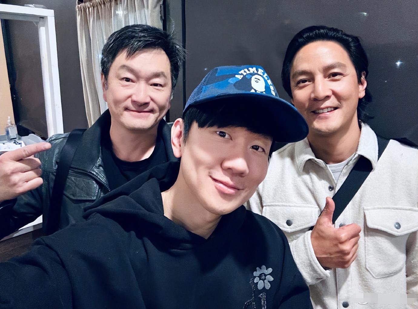 吴彦祖|48岁吴彦祖近况曝光!脑门反光皱纹明显,打扮朴素合影似路人