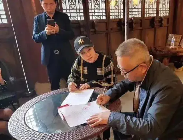 刘晓庆回老家选墓地，摘了假发不装嫩，一身老人打扮才是真实样！