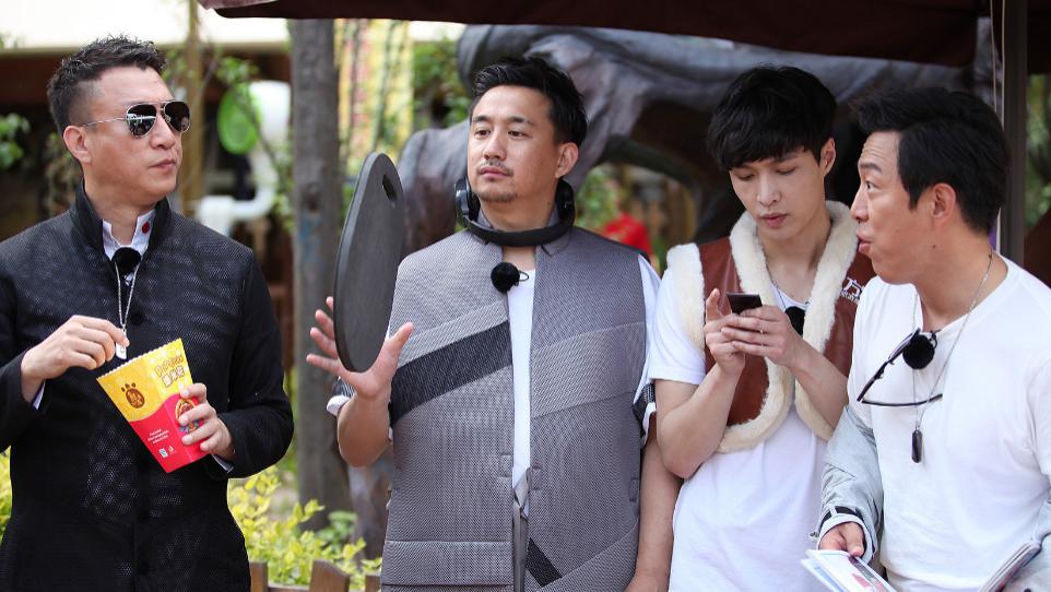 黄晓明|《极挑9》首播满屏尴尬，全程尬笑掩盖游戏无聊，黄晓明成败笔