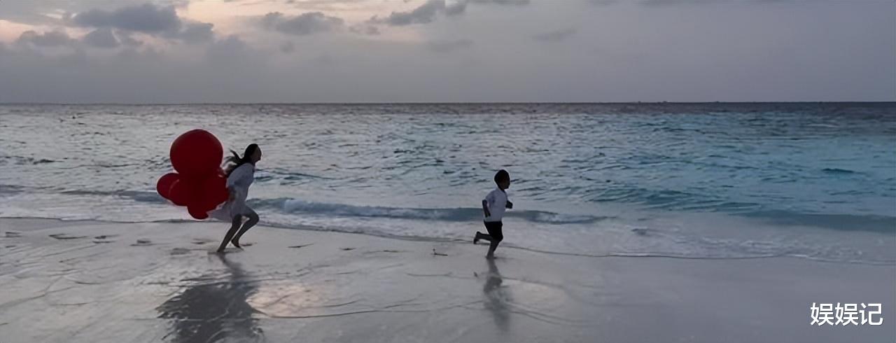 刘诗诗|佟丽娅三亚旅游去学冲浪，穿超短裤露筷子腿，好身材一览无遗