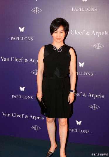 赌王继承人何超琼,61岁展现事业线,网友直呼:真敢穿!