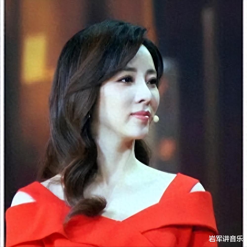 央视主持李思思,主动离职还是被动“弃用”?32个字说尽了答案