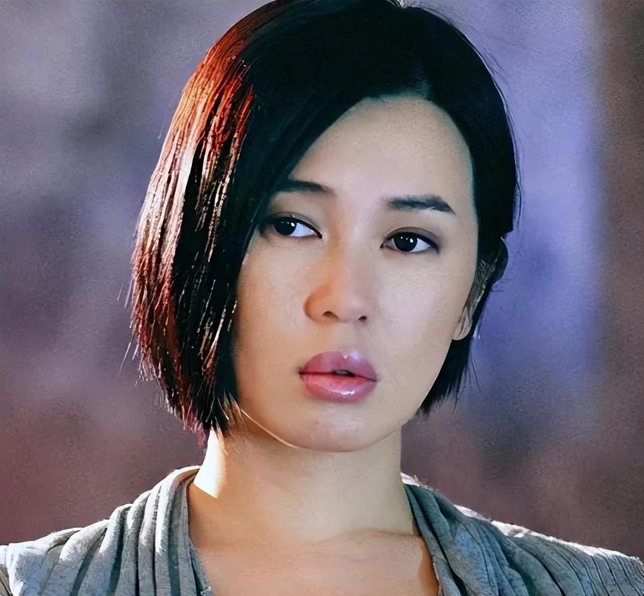 她曾把黄渤吻到害羞，又与导演同居12年遭抛弃，今47岁身价高达40亿