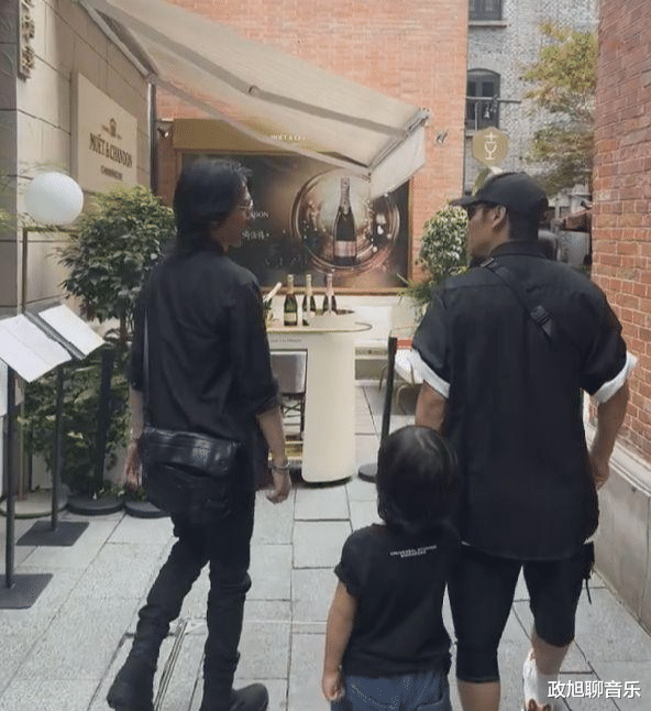 张晋带儿子与张淇聚餐，3岁张乐儿造型帅气，表情无奈好呆萌