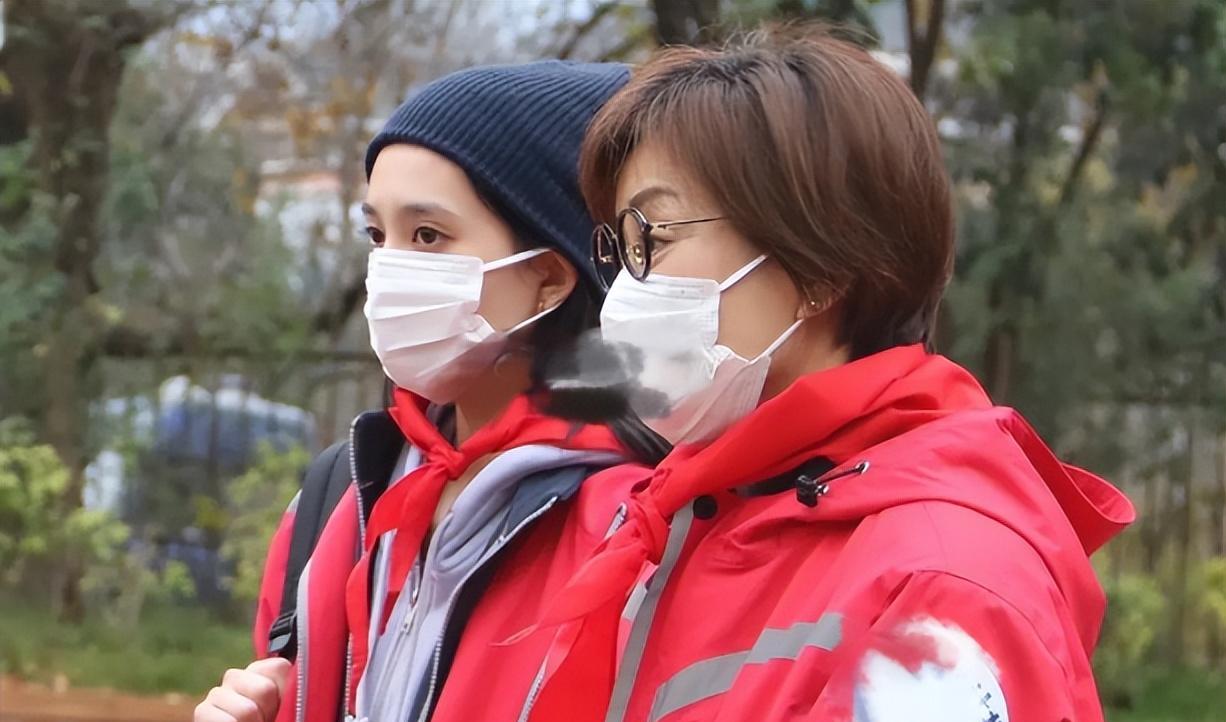 毛阿敏|毛阿敏爱女被嘲社会气重!18岁化浓妆打唇钉,腿上紫青疑酒后摔的