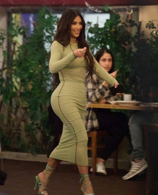 金·卡戴珊|卡戴珊分手后穿紧身衣和闺蜜逛夜店,面带微笑放飞自我