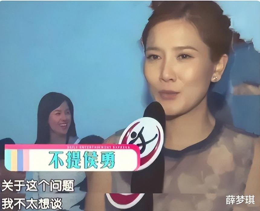 离婚不谈丈夫侯勇，和自己的女儿在一起，如今45岁如冻龄少女