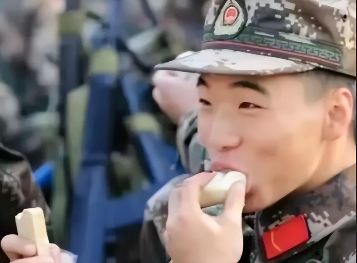 饼干|战场上吃什么最扛饿？中国压缩饼干吃一块顶一天，这是什么原理？