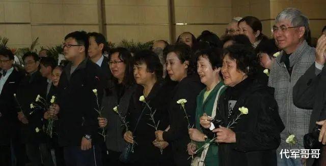 原来他已去世10年了,对患癌妻子不离不弃,遗孀的选择让人泪目