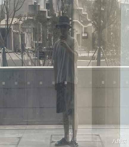 董子健陪女儿穿粉色鞋子,袜子好个性,与孙怡离婚一年仍隐瞒女儿